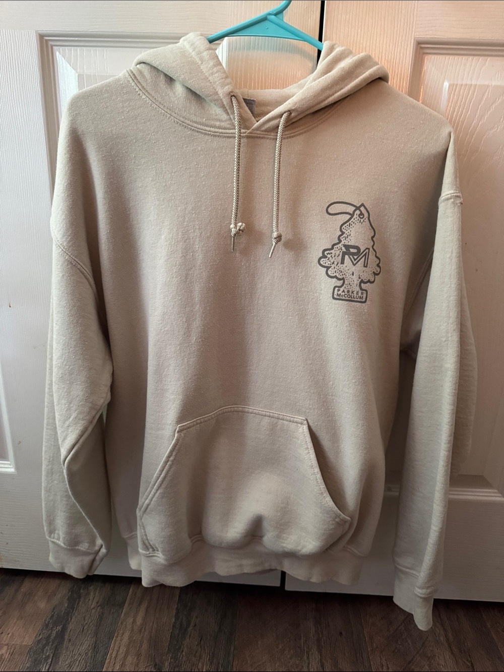 Gildan Unisex Beige Graphic Parker McCollum Hoodie Sweatshirt Medium